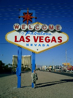 Anklicken: Das berhmte Eingangsschild zu Las Vegas auf dem Strip, mittlerweile einige hundert Meter weiter entfernt als noch vor 10 Jahren.