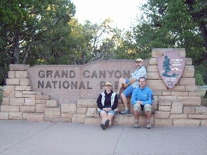 Wir drei am Ausgangsschild zum Grand Canyon