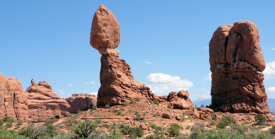 Balanced Rock: Eifrmiger Stein auf einem Felsen