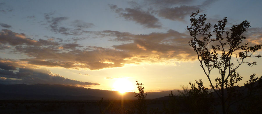 Sonnenaufgang bei tovepipe Wells