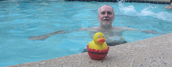Hartmuth mit Ente im Pool